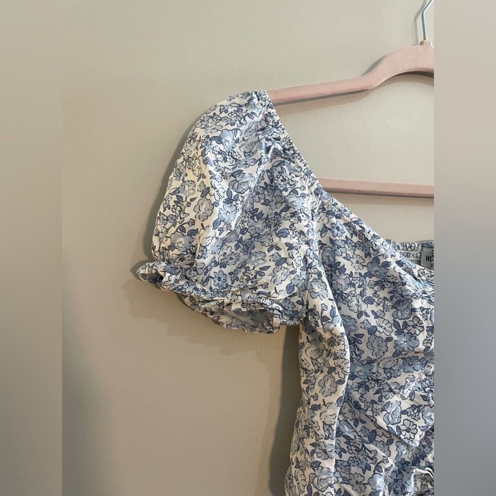 Hollister White and Blue Floral Cropped Capped Sleeves Top - Picture 3 of 5